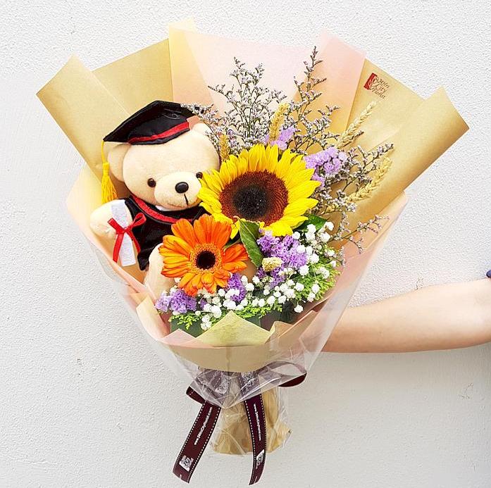 graduation bouquet with bear