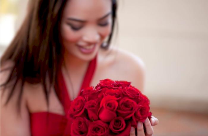 boyfriend surprises girlfriend with flowers