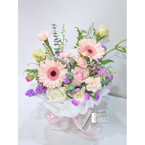 Delicate Daisy Table Flower Arrangement with Daisy Flowers