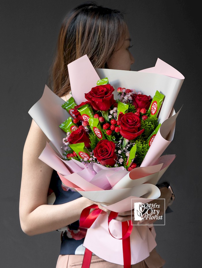 kitkat matcha bouquet - chocolate bouquet arranged with kitkat chocolate matcha flavour with fresh red roses.