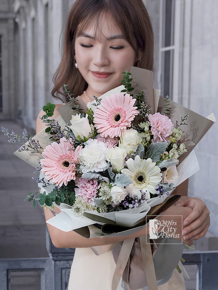 Vanity Fair - Pastel Coloured Flower bouquet
