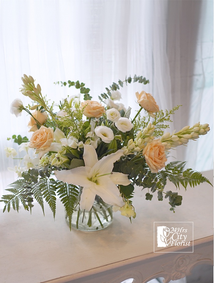 table flower vase arrangement
