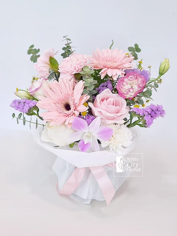 table flower arrangement with daisy flower
