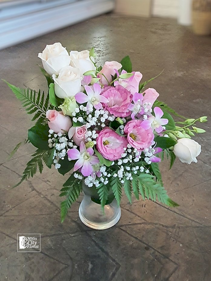 vase flower arrangement
