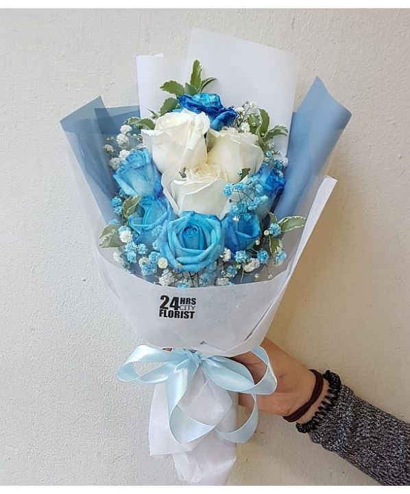 blue rose bouquet